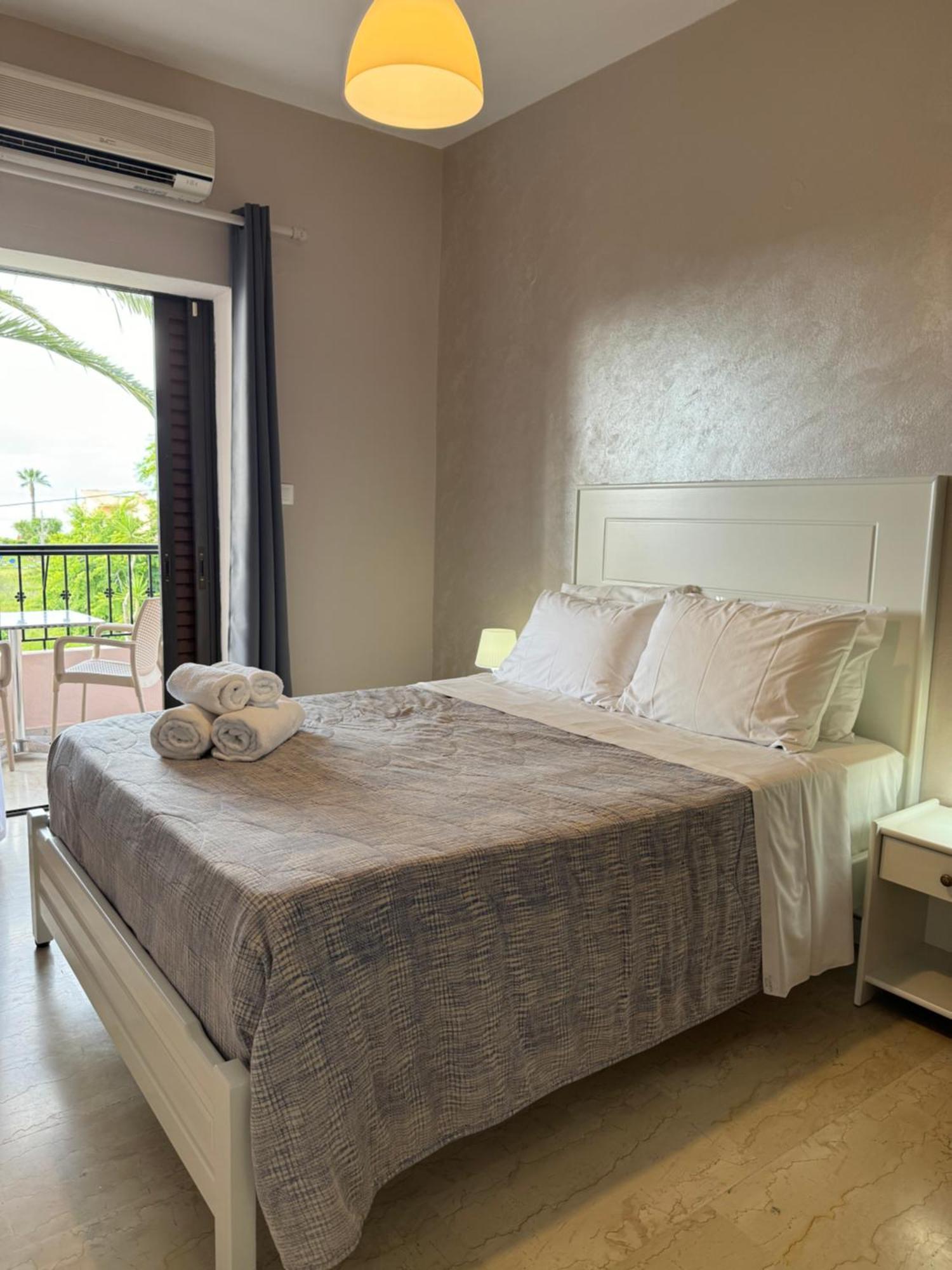 Elizabeth Aparthotel Roda  Exterior photo