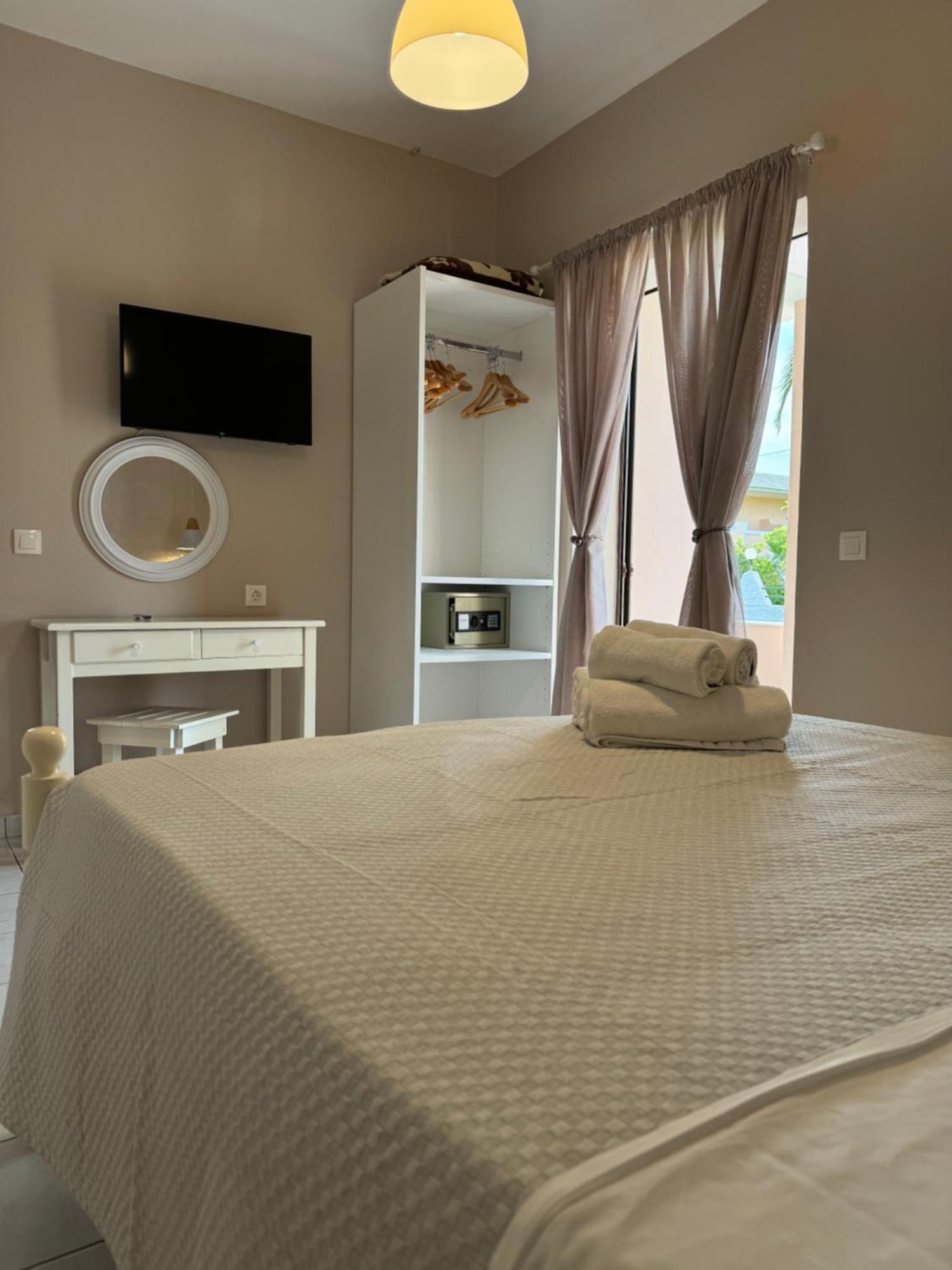 Elizabeth Aparthotel Roda  Exterior photo