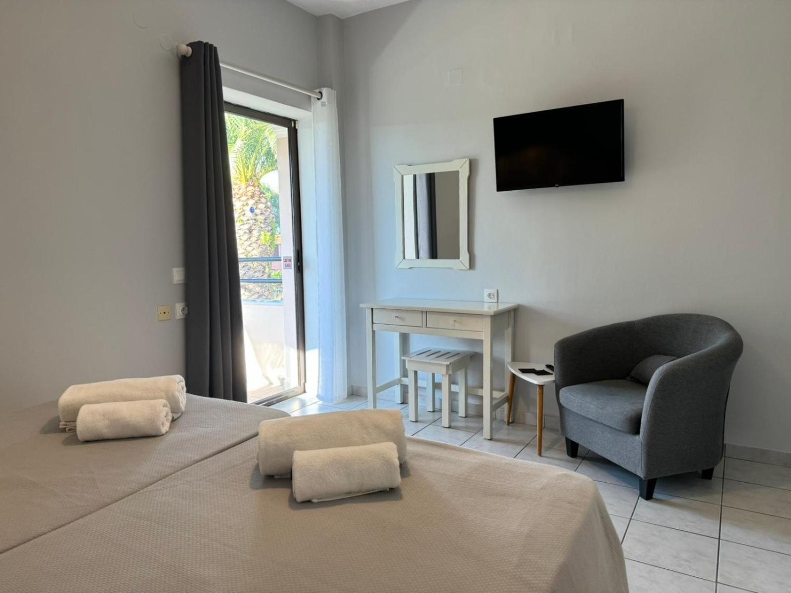 Elizabeth Aparthotel Roda  Exterior photo